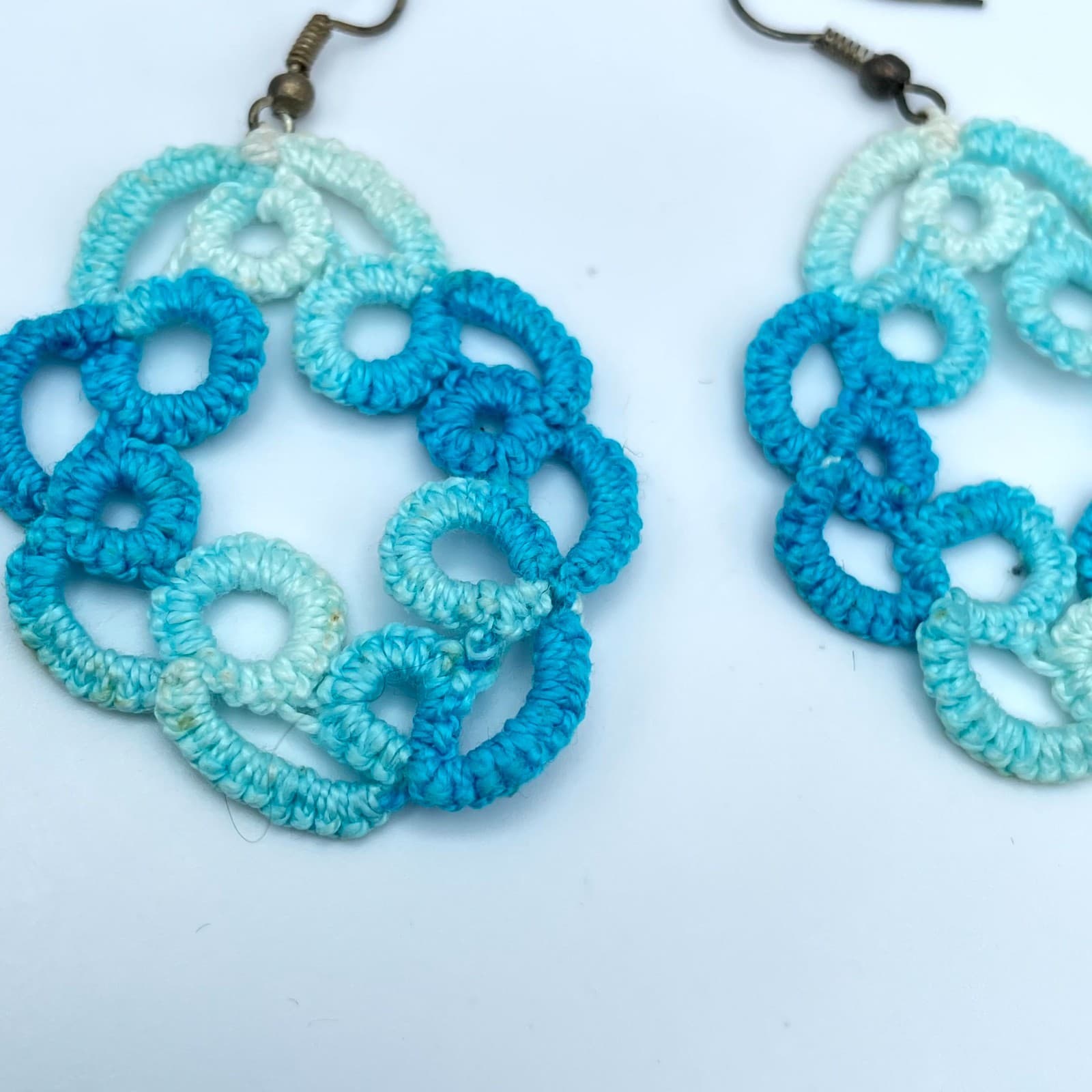 Vtg Blue Variegated Tatted Lace Ombre Boho Handmade Fiber Art Dangle Earrings - Thumbnail 3