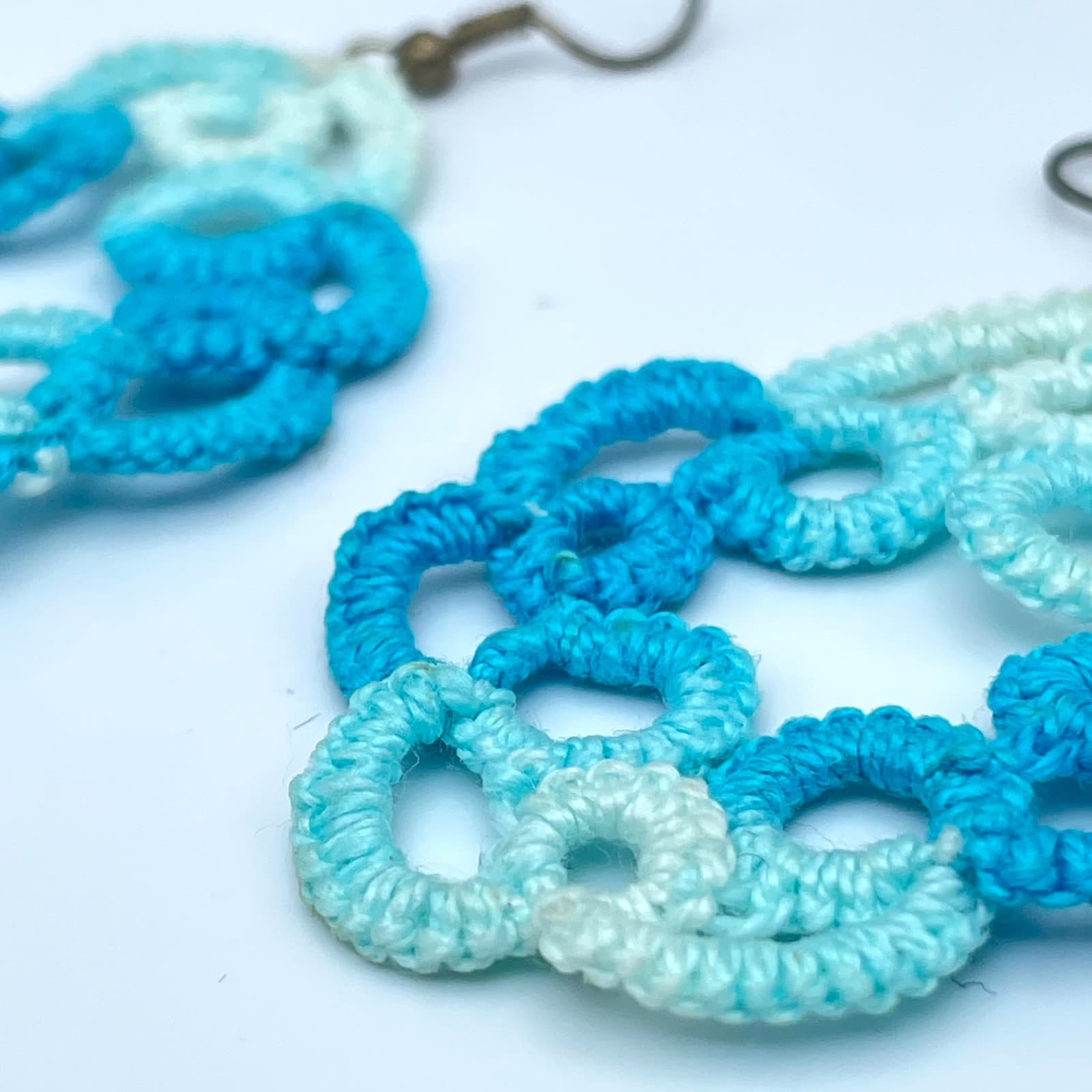 Vtg Blue Variegated Tatted Lace Ombre Boho Handmade Fiber Art Dangle Earrings - Thumbnail 9