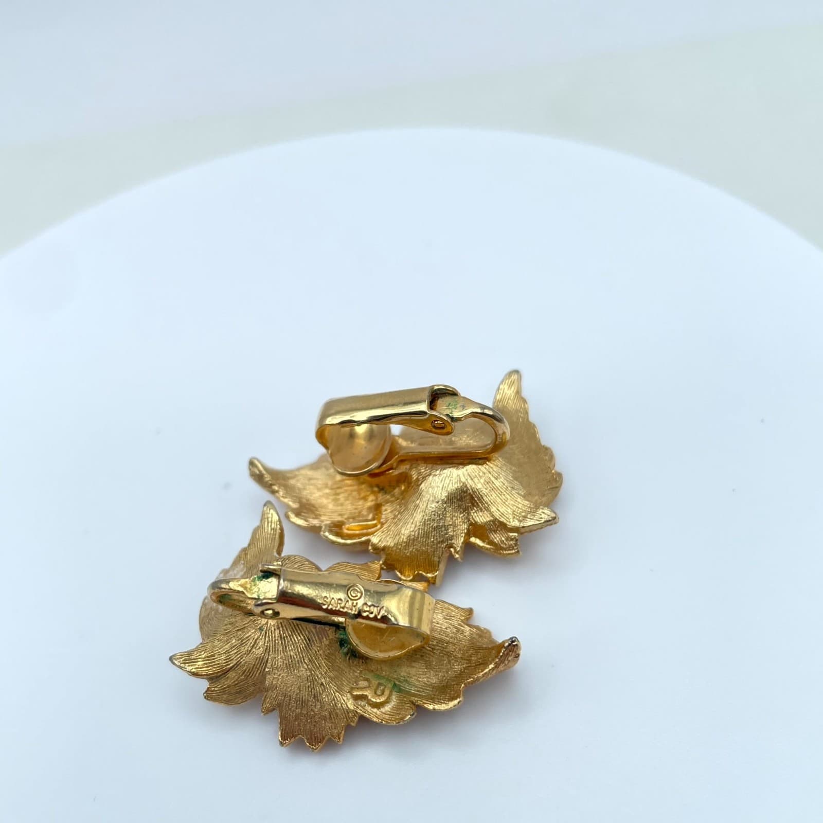 Vintage Sarah Coventry Gold Tone Leaf White Faux Pearl Clip On Earrings - Thumbnail 3