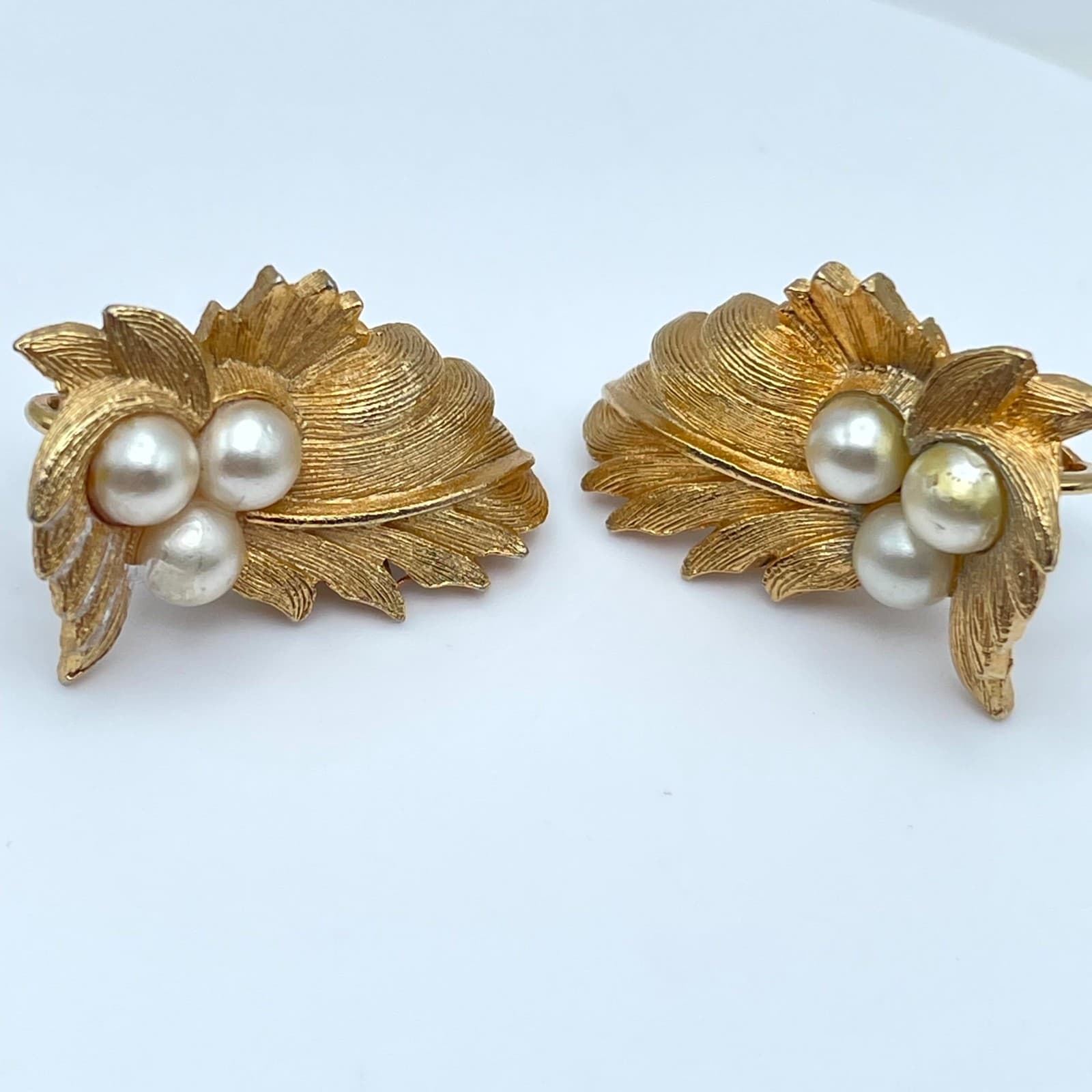 Vintage Sarah Coventry Gold Tone Leaf White Faux Pearl Clip On Earrings - Thumbnail 5