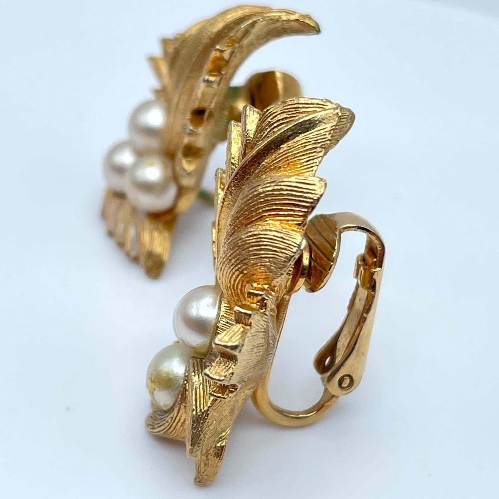 Vintage Sarah Coventry Gold Tone Leaf White Faux Pearl Clip On Earrings - Thumbnail 7