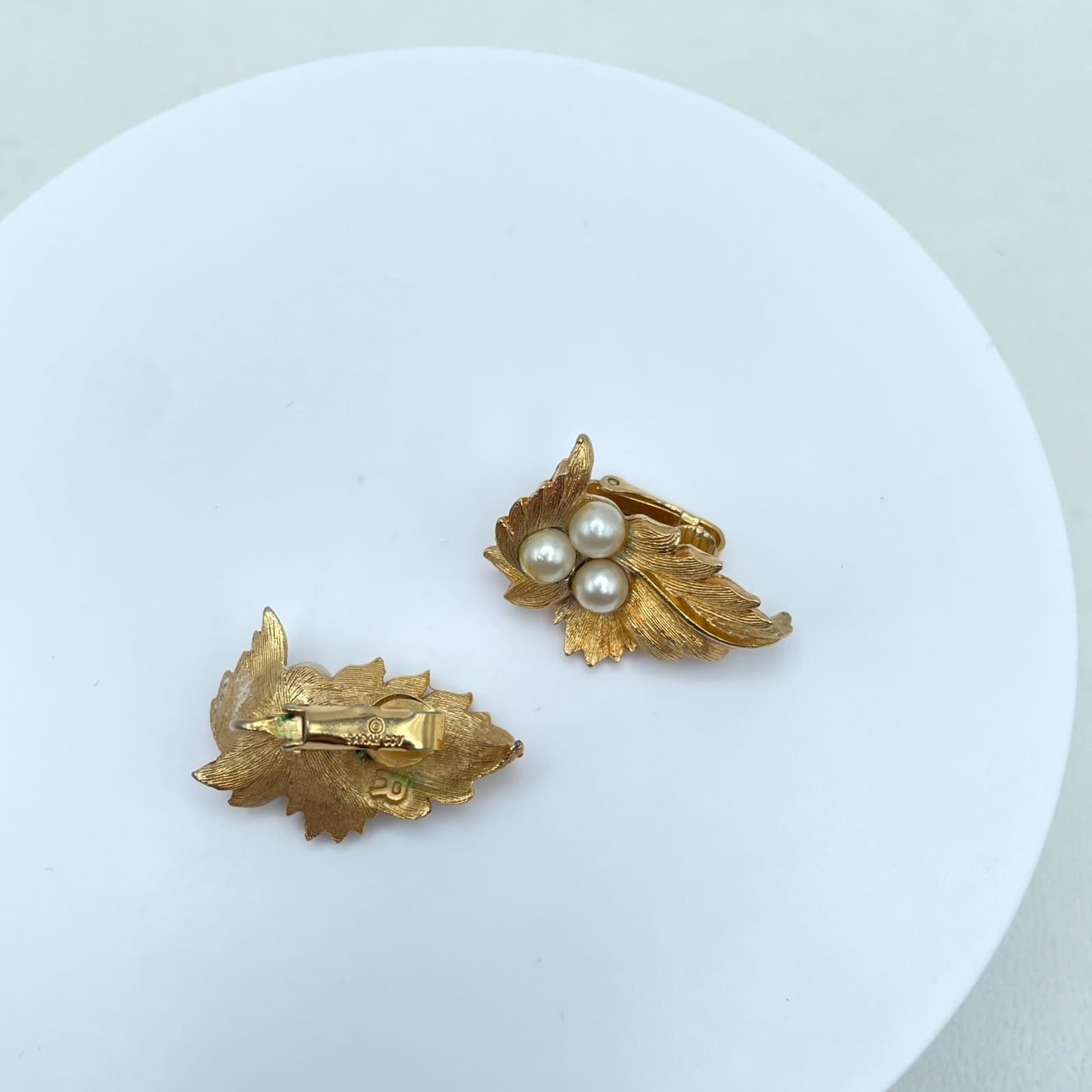 Vintage Sarah Coventry Gold Tone Leaf White Faux Pearl Clip On Earrings - Thumbnail 2