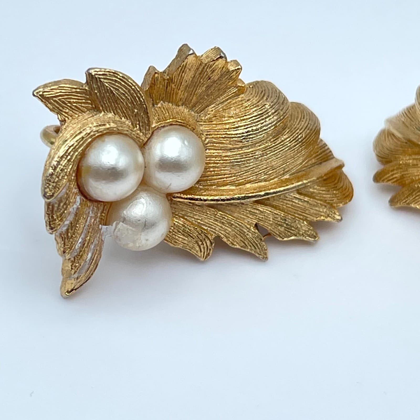 Vintage Sarah Coventry Gold Tone Leaf White Faux Pearl Clip On Earrings - Thumbnail 6