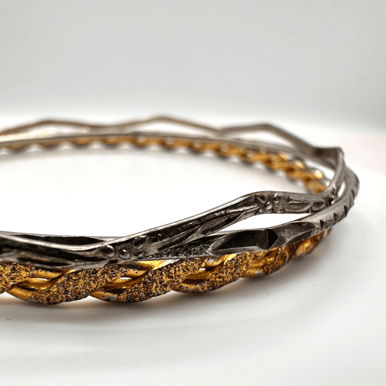 Vintage Y2K Silver/Gold Tone Textured Stackable Bangle Set Women's Jewelry - Image 1