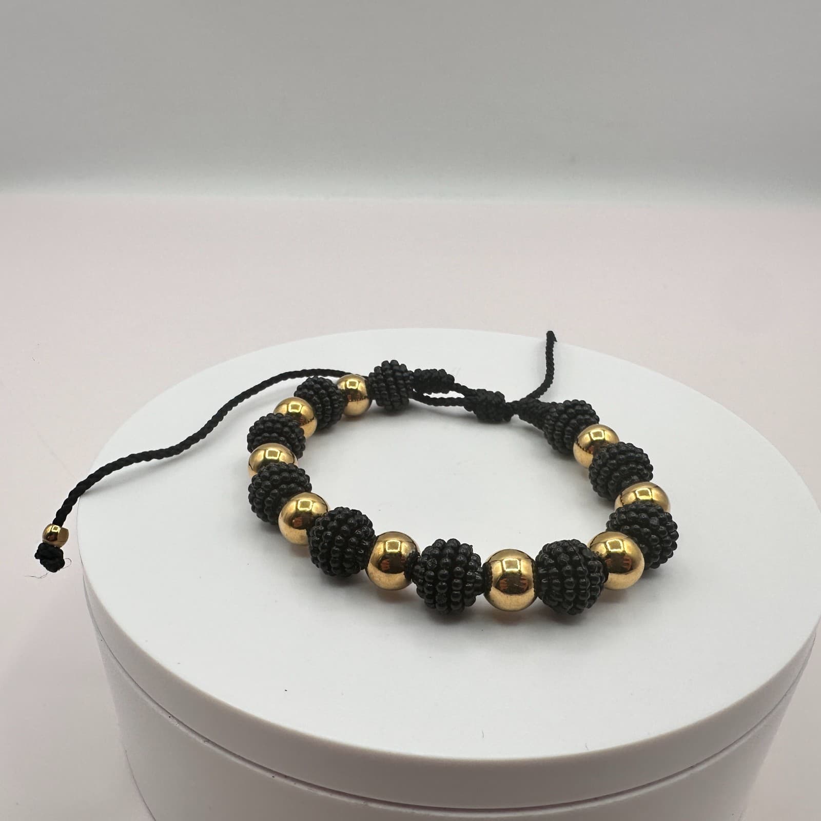 Vintage Y2K Gold Tone & Black Beaded Bracelet Women's Classic Fashion Jewelry - Image 1