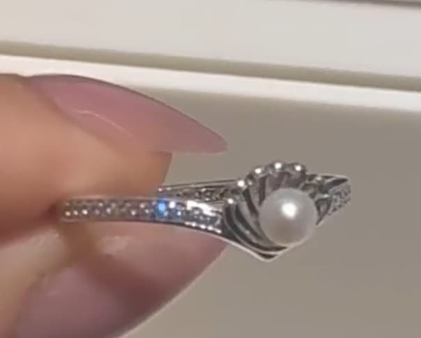 Princess Ariel Shell Pearl Ring size 8 compare to Pandora - Thumbnail 4