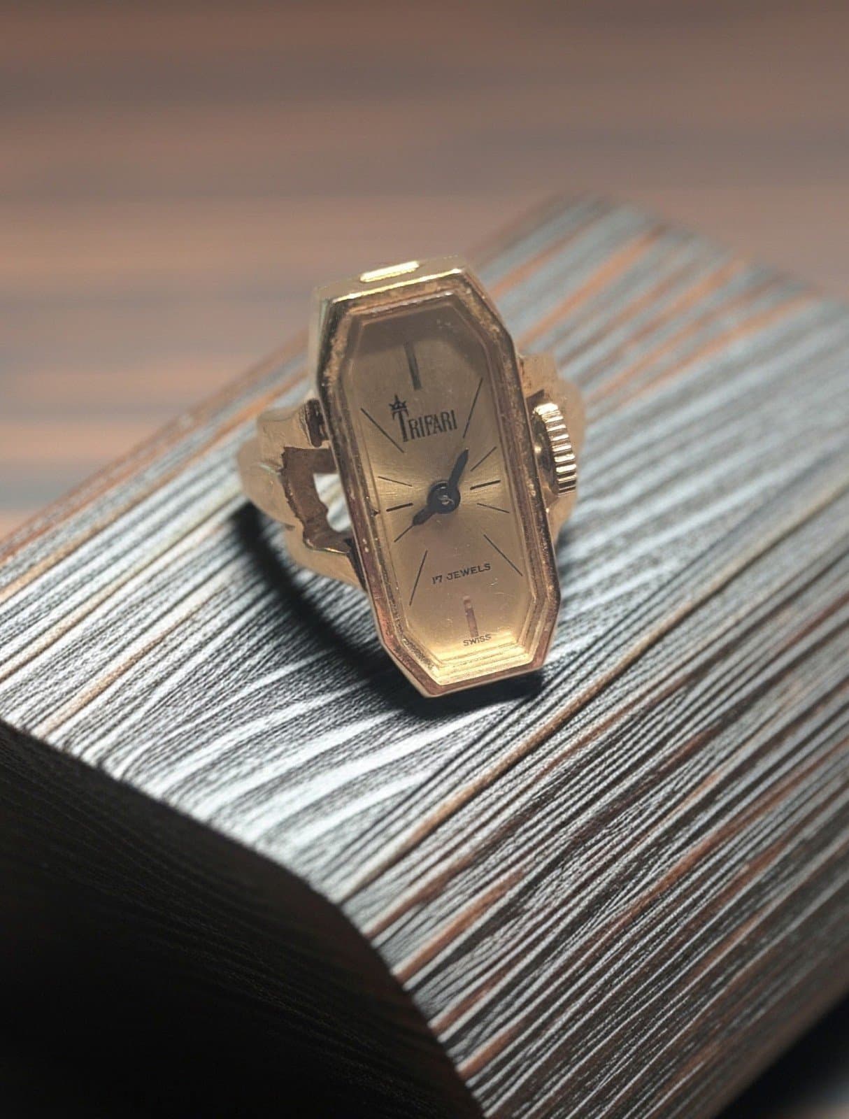 RARE Vintage TRIFARI Signed 17 Jewels Watch Ring - Gold Tone Manual Wind Working - Thumbnail 3