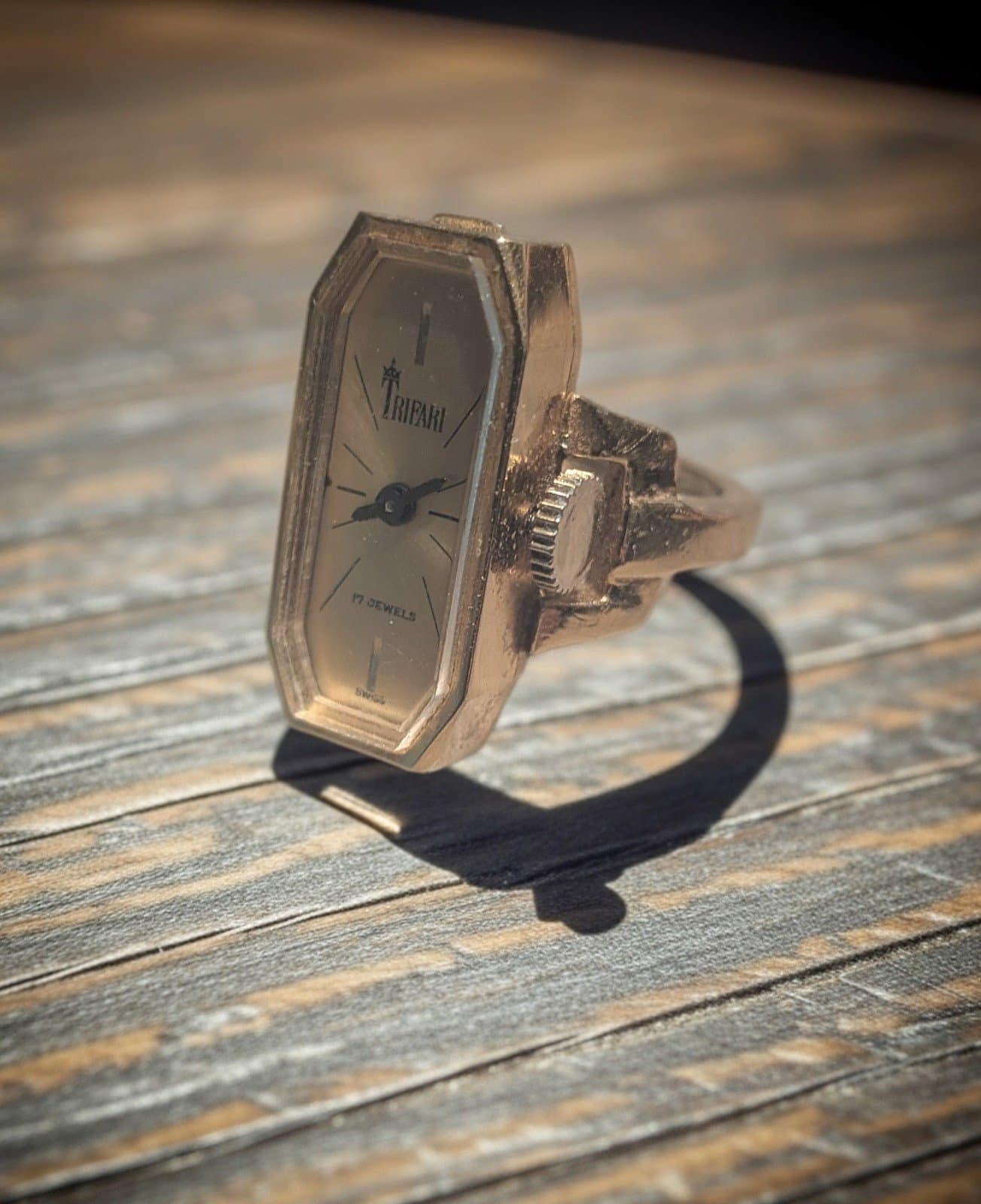 RARE Vintage TRIFARI Signed 17 Jewels Watch Ring - Gold Tone Manual Wind Working - Thumbnail 4