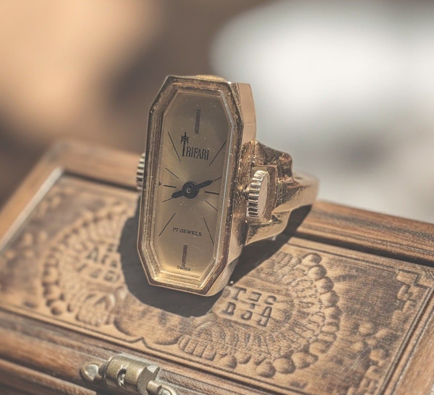 RARE Vintage TRIFARI Signed 17 Jewels Watch Ring - Gold Tone Manual Wind Working - Thumbnail 2