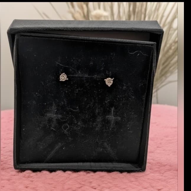 4 pairs of sterling silver earrings 3 pairs of hoop earrings & 1 pair of studs! - Thumbnail 5