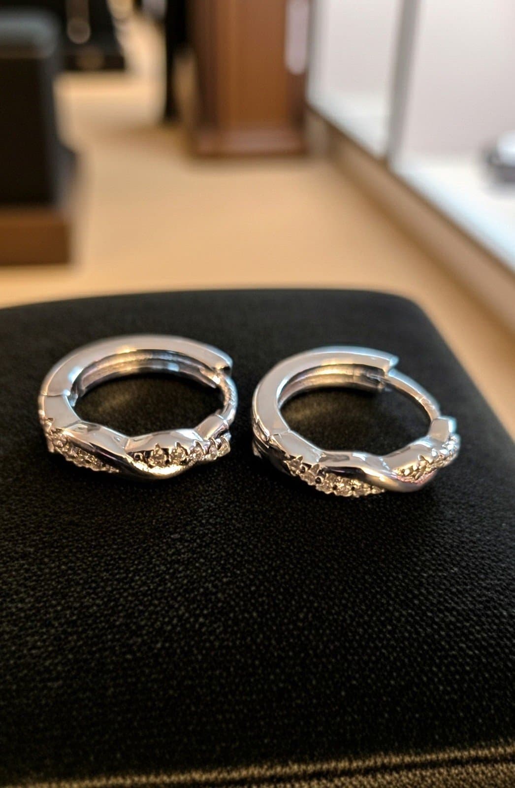 4 pairs of sterling silver earrings 3 pairs of hoop earrings & 1 pair of studs! - Thumbnail 6