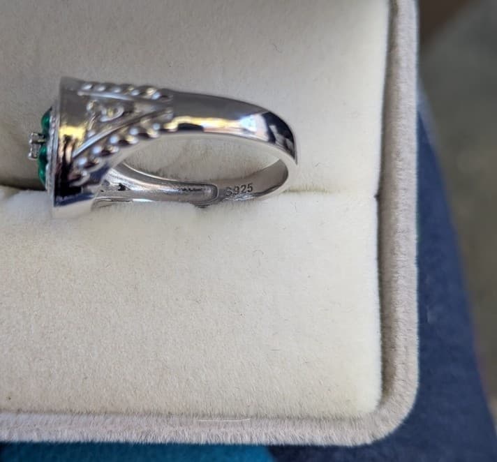 Elegant Silver Ring with Emerald Green Clover - Thumbnail 2