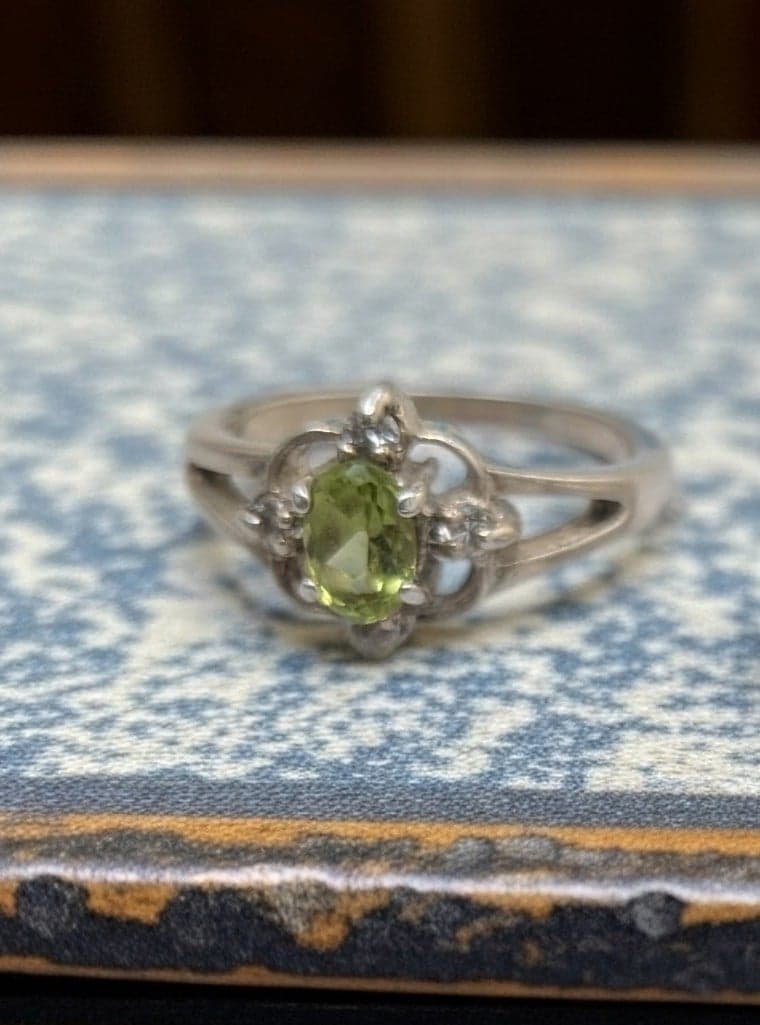 ✨ Vintage Victorian-Style Sterling Silver Peridot & Diamond Trilogy Ring ✨Size 6 - Thumbnail 3
