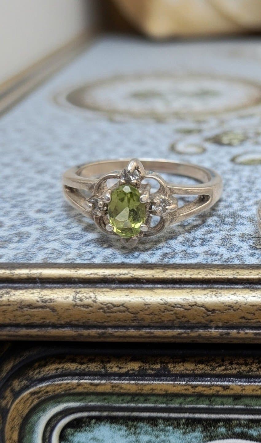 ✨ Vintage Victorian-Style Sterling Silver Peridot & Diamond Trilogy Ring ✨Size 6 - Thumbnail 2