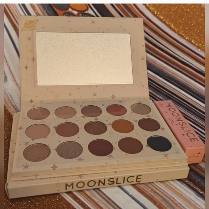 Moonslice Moon shake Eyeshadow Palette - Multi-Color And Moonslice Lip oil - Thumbnail 3