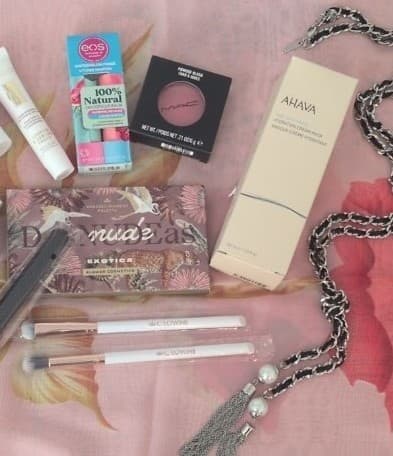 Makeup bundle w/ makeup brushes,wen hair products and a necklace - Image 1