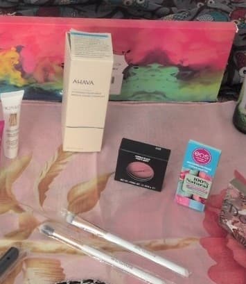 Makeup bundle w/ makeup brushes,wen hair products and a necklace - Thumbnail 2