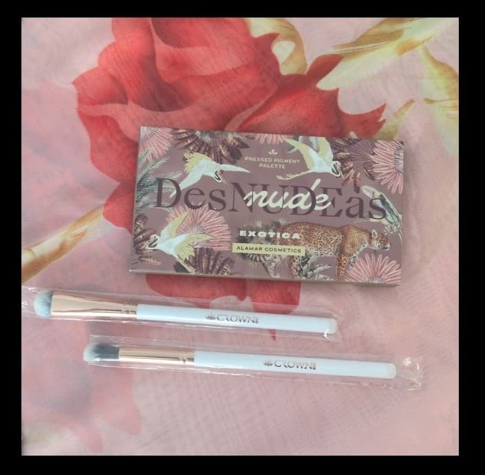 Makeup bundle w/ makeup brushes,wen hair products and a necklace - Thumbnail 4