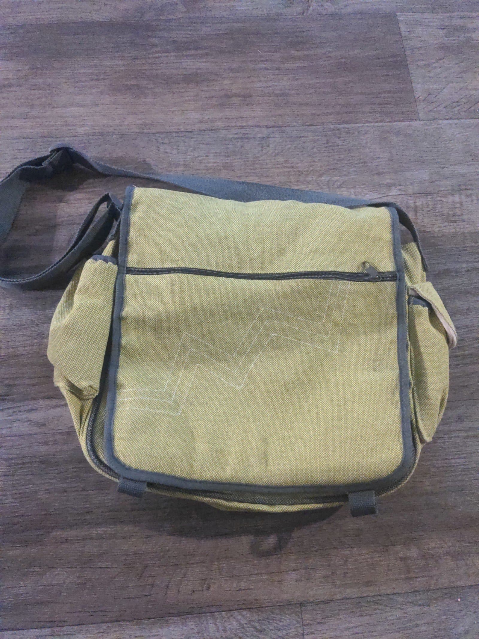 Onyx green tote bag with clips - Image 1