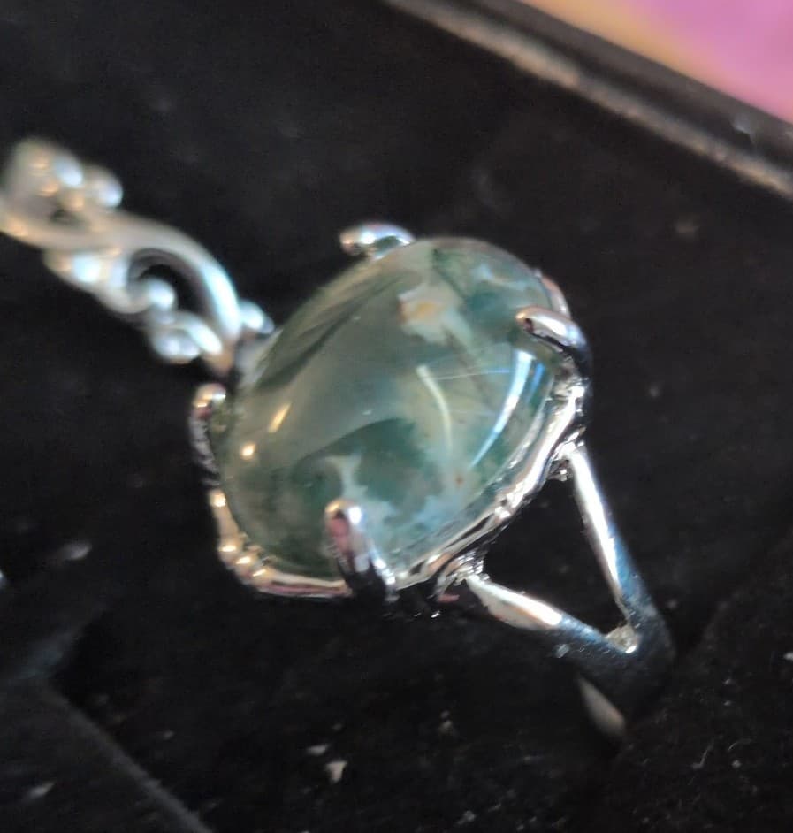 Elegant Silver and Green Gemstone Ring - Thumbnail 3