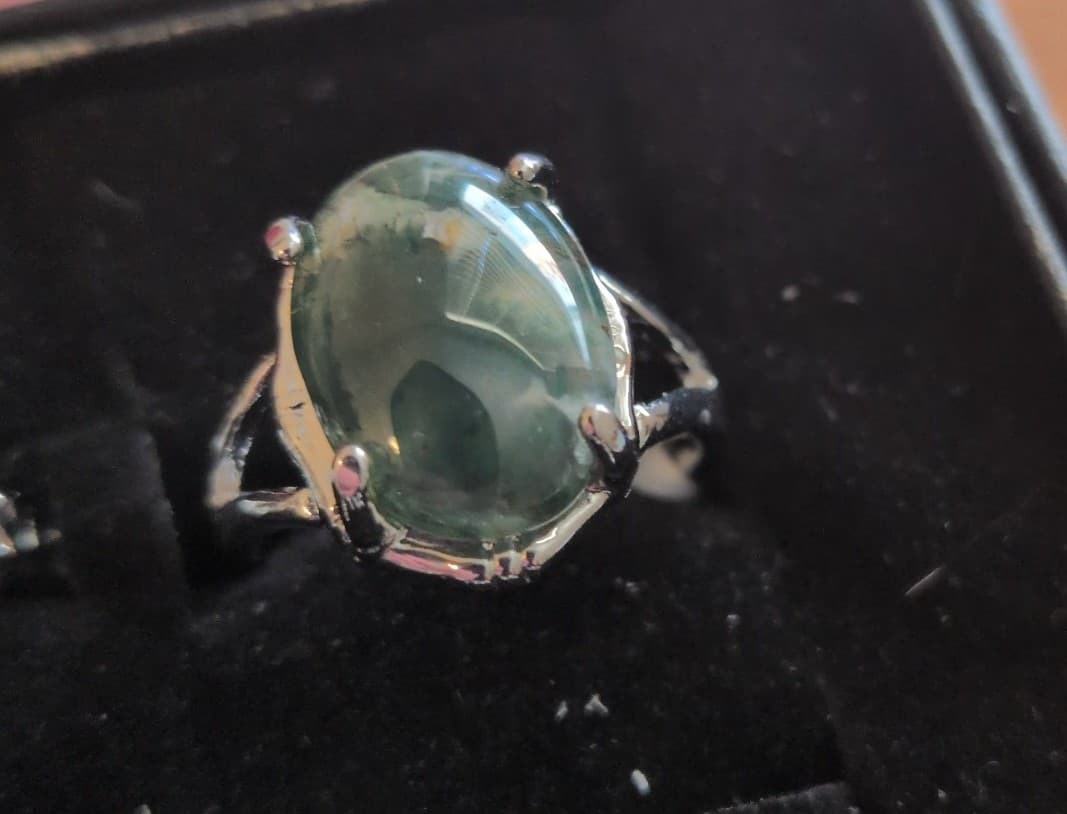 Elegant Silver and Green Gemstone Ring - Thumbnail 2
