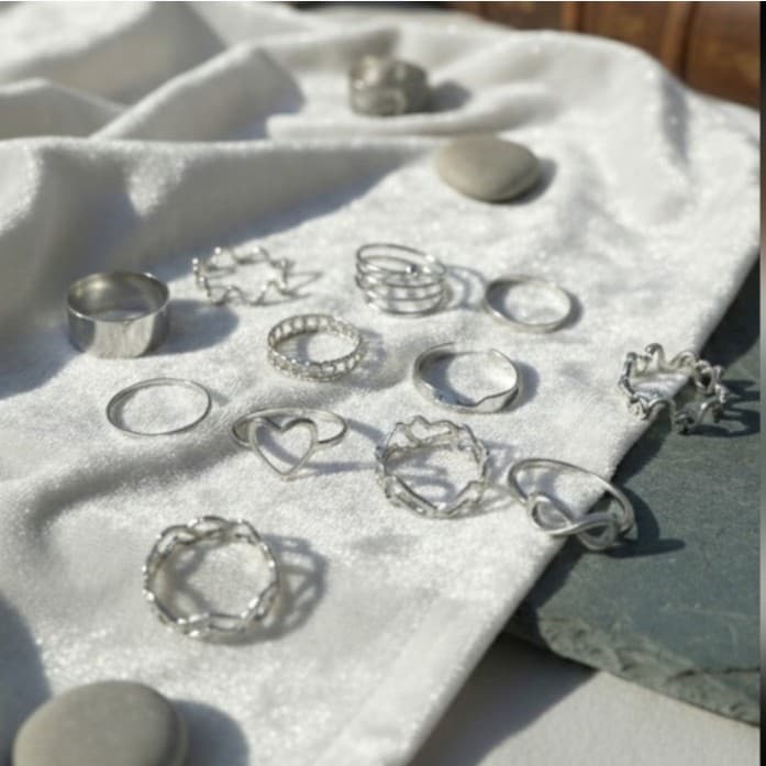 Box full of rings, earrings, bracelets,and necklaces Brand new ! - Thumbnail 3