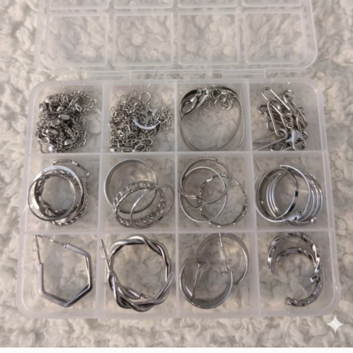 Box full of rings, earrings, bracelets,and necklaces Brand new ! - Thumbnail 2