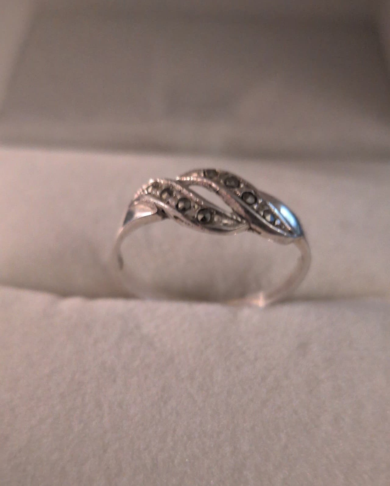 Estate ring Bypass" ring made of Sterling Silver and set with Marcasite. Size 7 - Thumbnail 2
