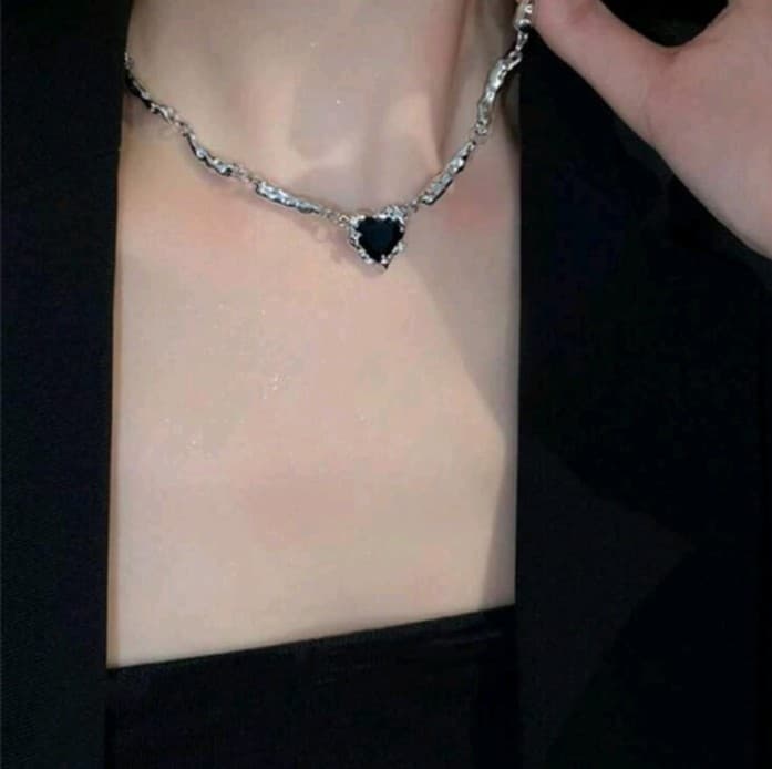 Hot topic black heart silver necklace - Thumbnail 2