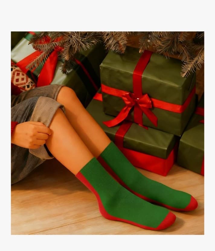 6 pair of green and red Christmas socks - Thumbnail 2