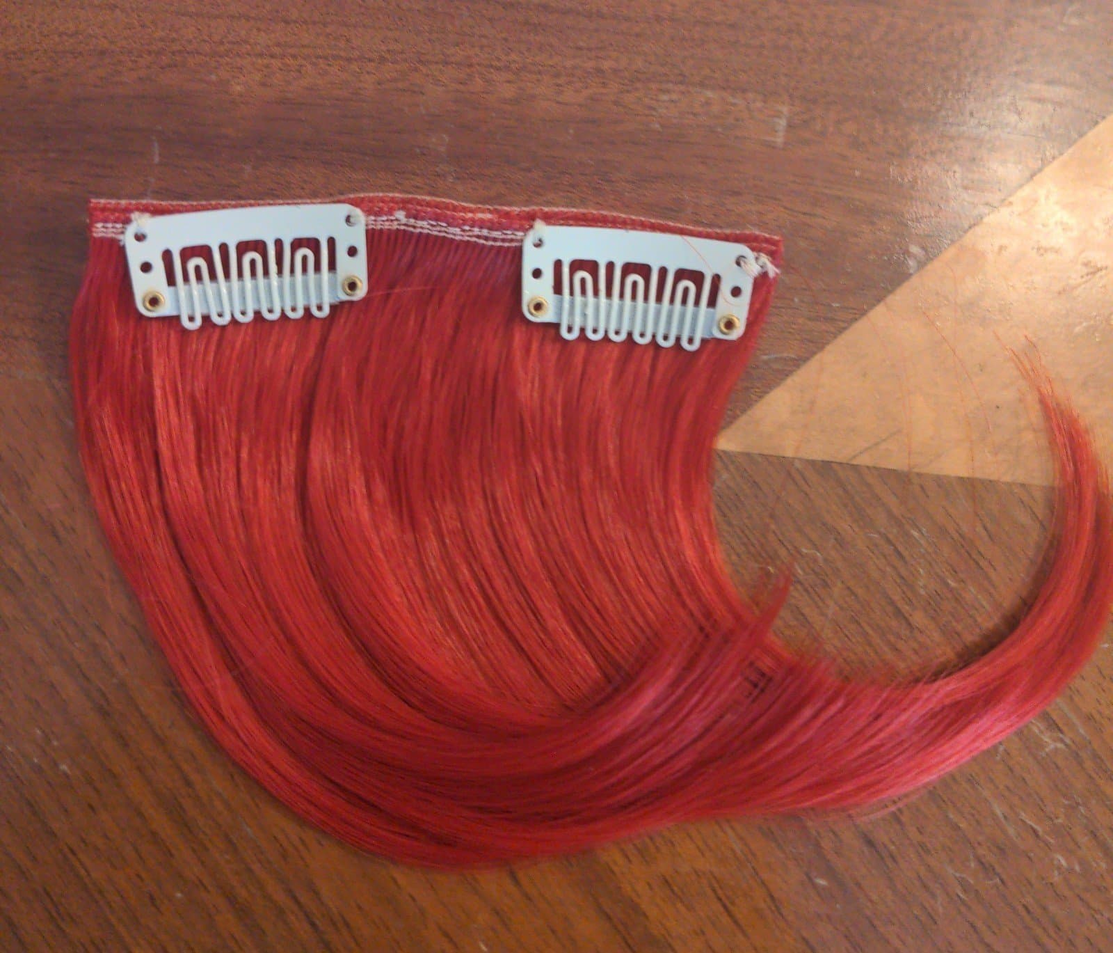 Red clip in bangs - Thumbnail 3