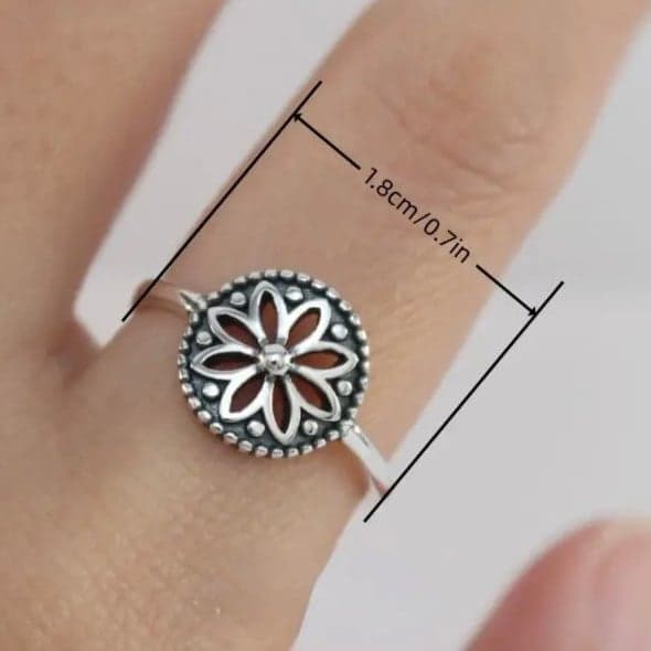 Intricate Silver Floral Medallion Ring size 9 - Thumbnail 4