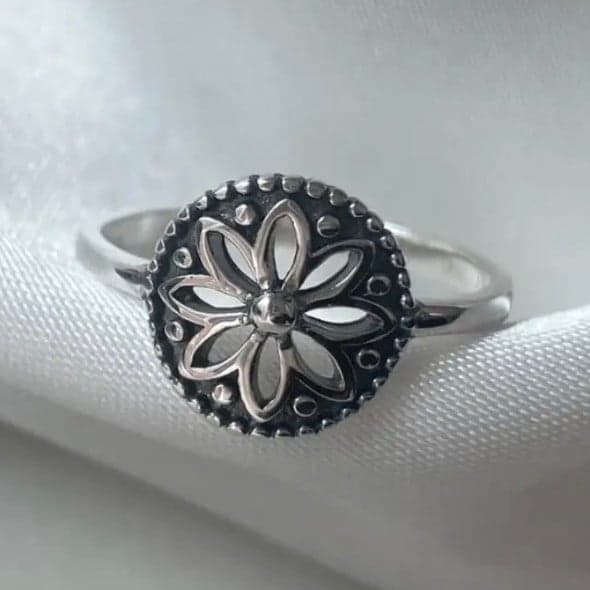 Intricate Silver Floral Medallion Ring size 9 - Thumbnail 6