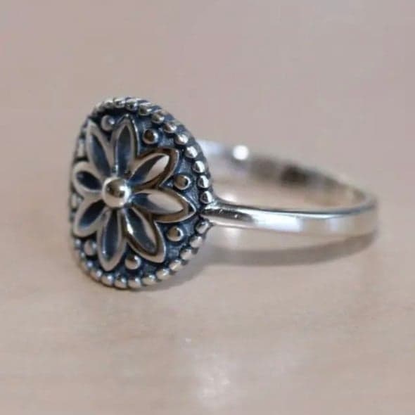 Intricate Silver Floral Medallion Ring size 9 - Thumbnail 5