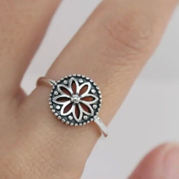 Intricate Silver Floral Medallion Ring size 9 - Thumbnail 3