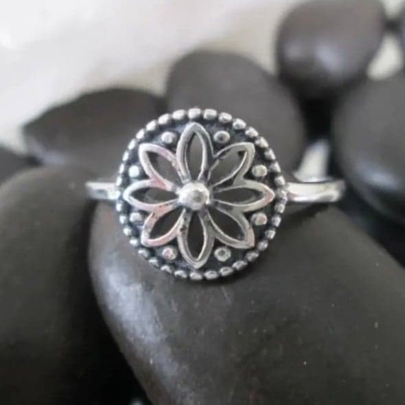 Intricate Silver Floral Medallion Ring size 9 - Thumbnail 2
