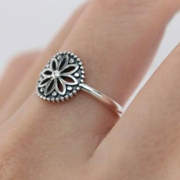 Intricate Silver Floral Medallion Ring size 9 - Thumbnail 7