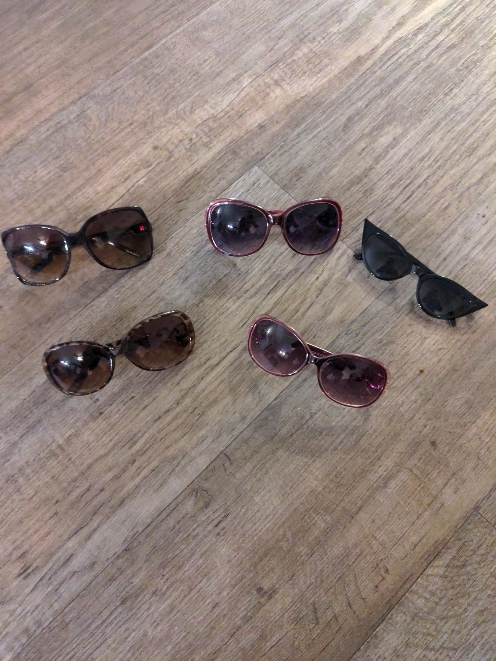 Sunglasses lot - Image 1