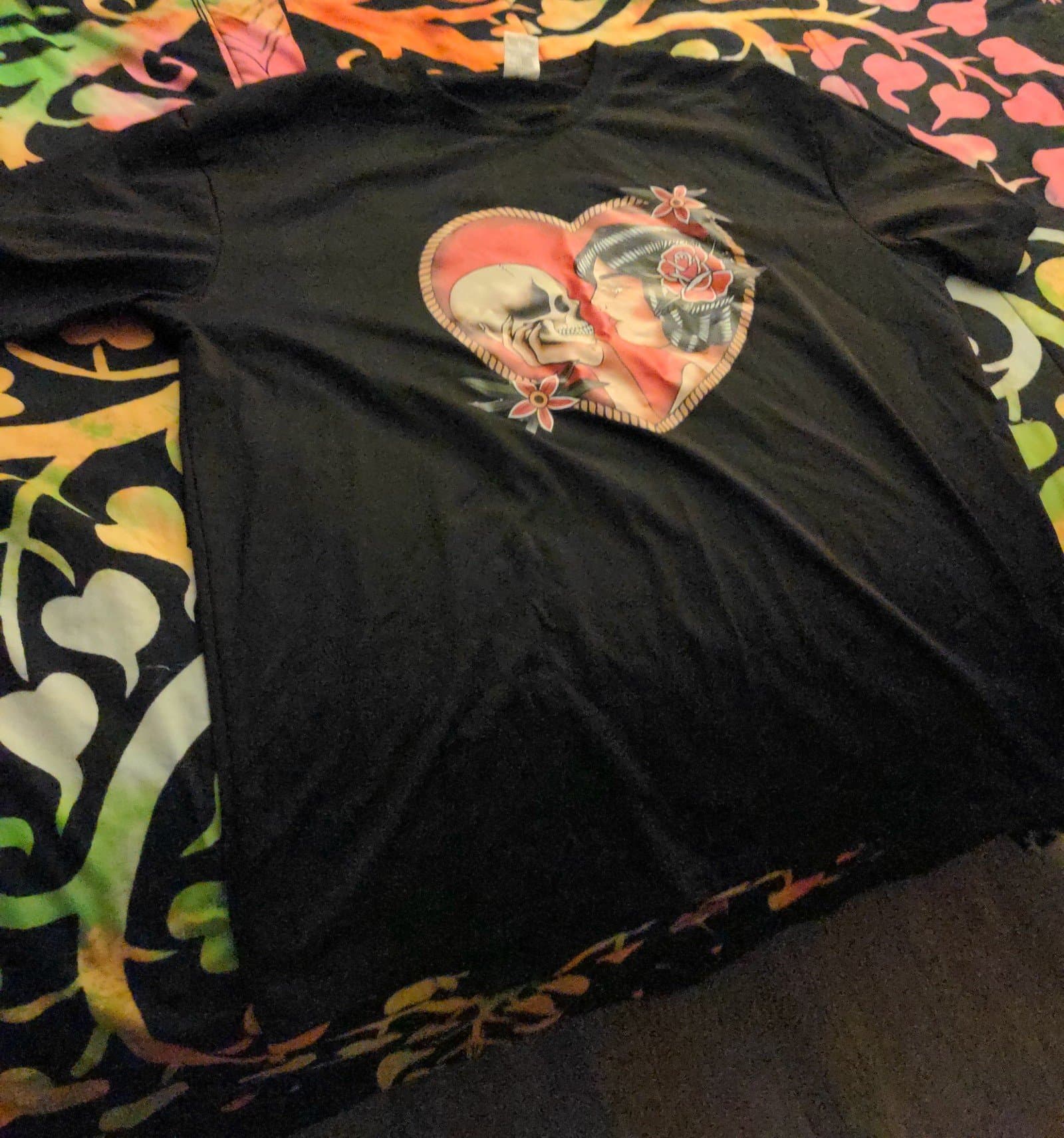 Black tee with lady with rose in her hair holding a skull size Large - Thumbnail 4