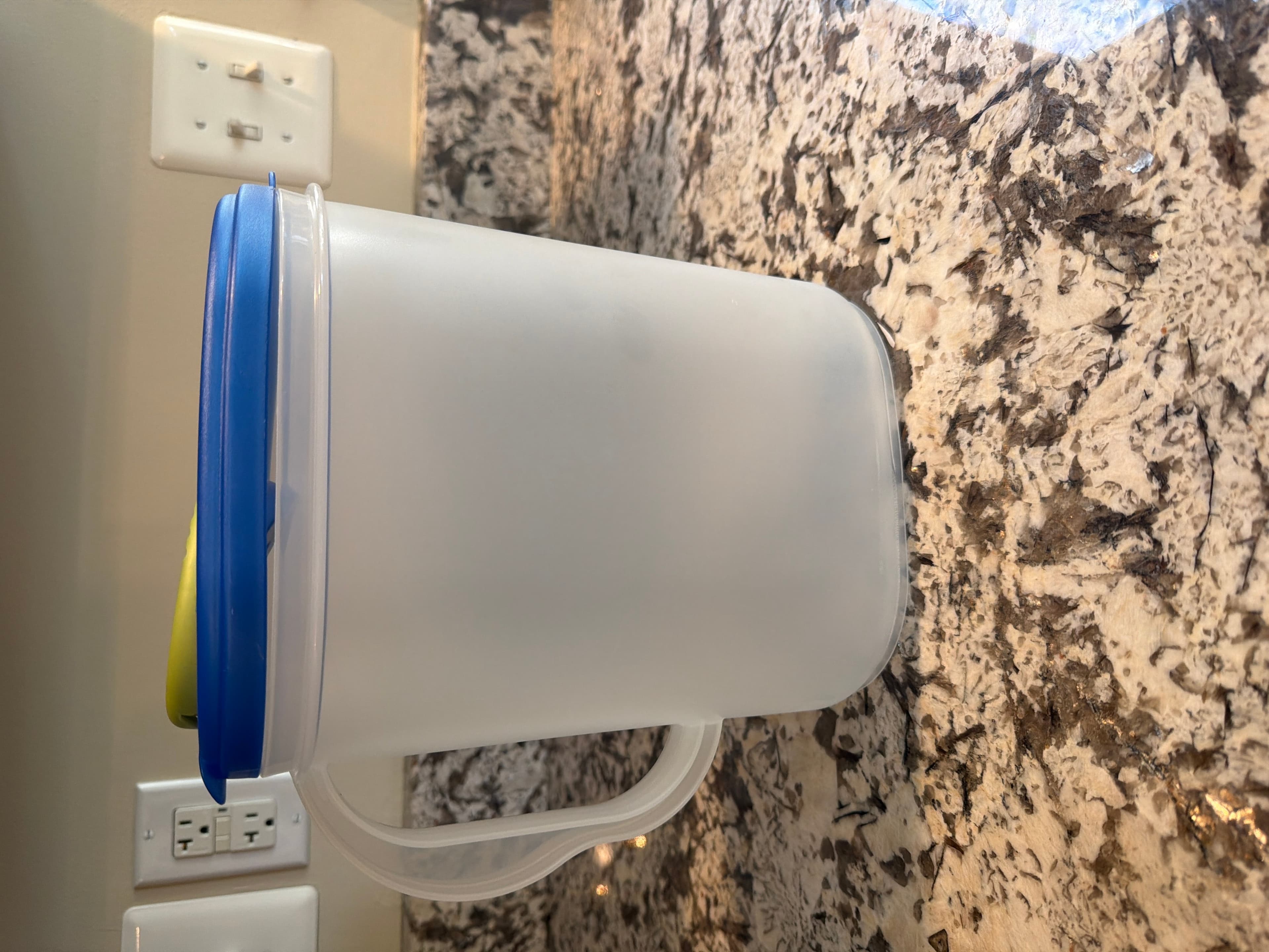 Rubbermaid 2.5 Quart Food Storage Container with Lid - Image 1