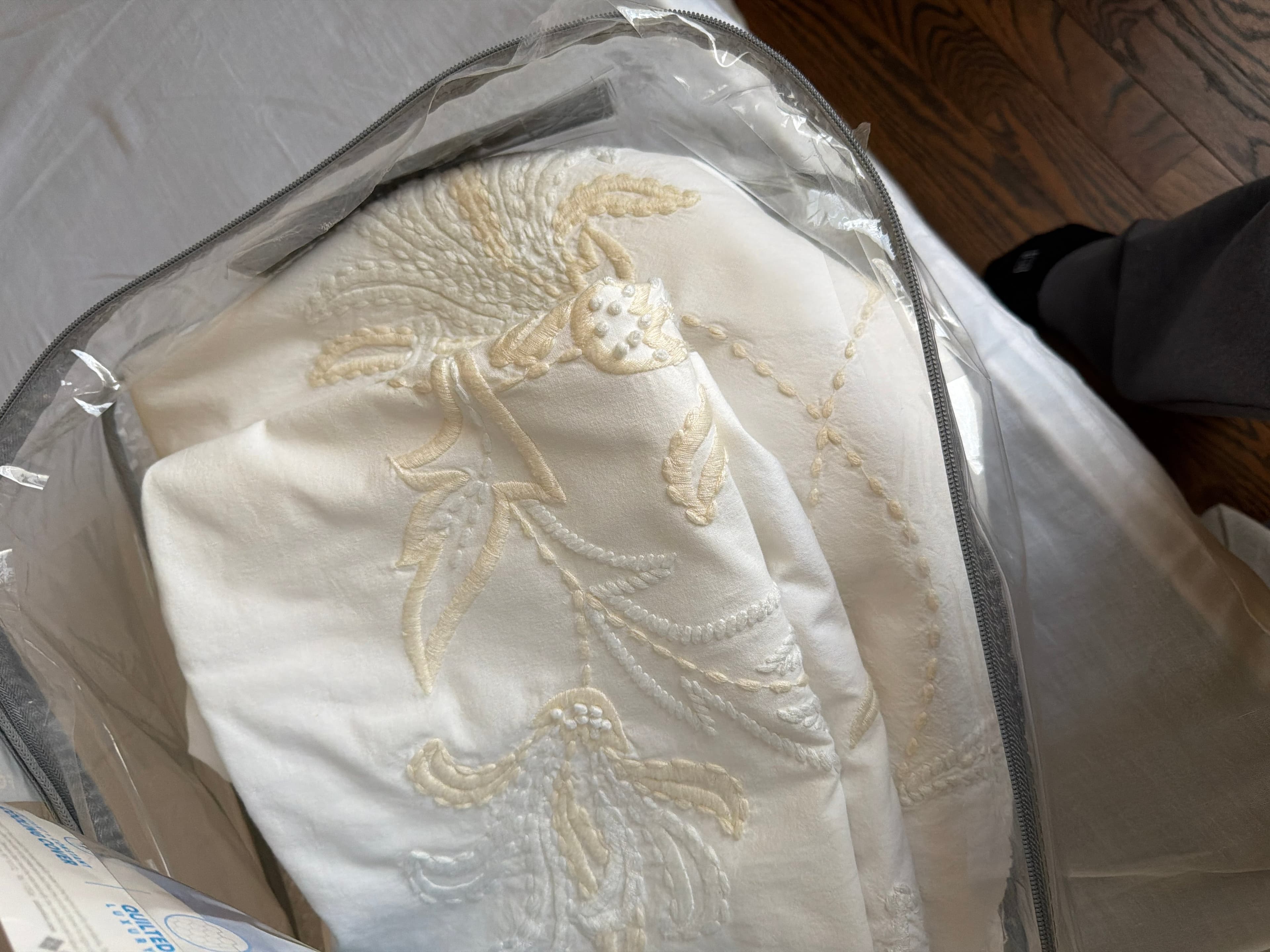 Embroidered White Bedspread with Floral Design - Image 1