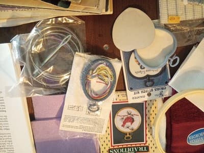 Lot Of Stitching Material, Magazines, Partial Done Project, Learning Material. - Thumbnail 3