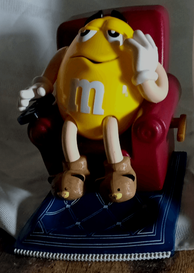 M & M'S CHAIR RECLINER (YELLOW LAZY BOY) CANDY DISPENSER 1999 MARS INC. EX!! - Image 1