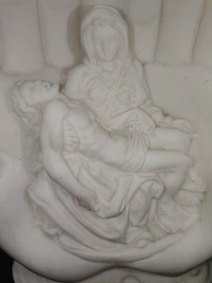 Vintage Italian Alabaster Pieta Sculpture in Hands on Marble Base - Signed A.... - Thumbnail 4