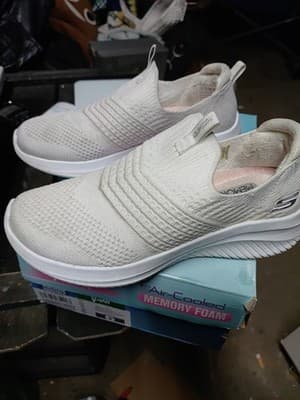 Skechers Stretch Fit Women's Classy Charm Sneaker, Size 6 With Air Cooled Memory - Thumbnail 2