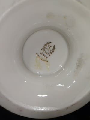 LENOX CREAM AND GOLD SCALLOPED EDGE DISH WITH FLUTED VASE IN CENTER - Thumbnail 4