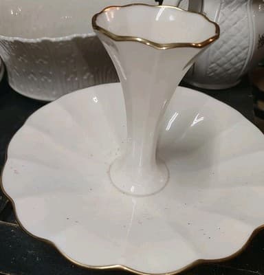 LENOX CREAM AND GOLD SCALLOPED EDGE DISH WITH FLUTED VASE IN CENTER - Thumbnail 6