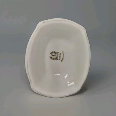 LENOX CREAM AND GOLD SCALLOPED EDGE DISH WITH FLUTED VASE IN CENTER - Thumbnail 2