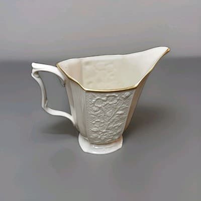 LENOX CREAM AND GOLD SCALLOPED EDGE DISH WITH FLUTED VASE IN CENTER - Thumbnail 3