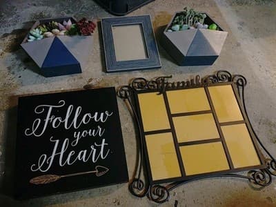 Lot Of 5 Decorative Wall Pieces:\2 Planter/Plants / Lg & Am Picture Frames /Sign - Image 1